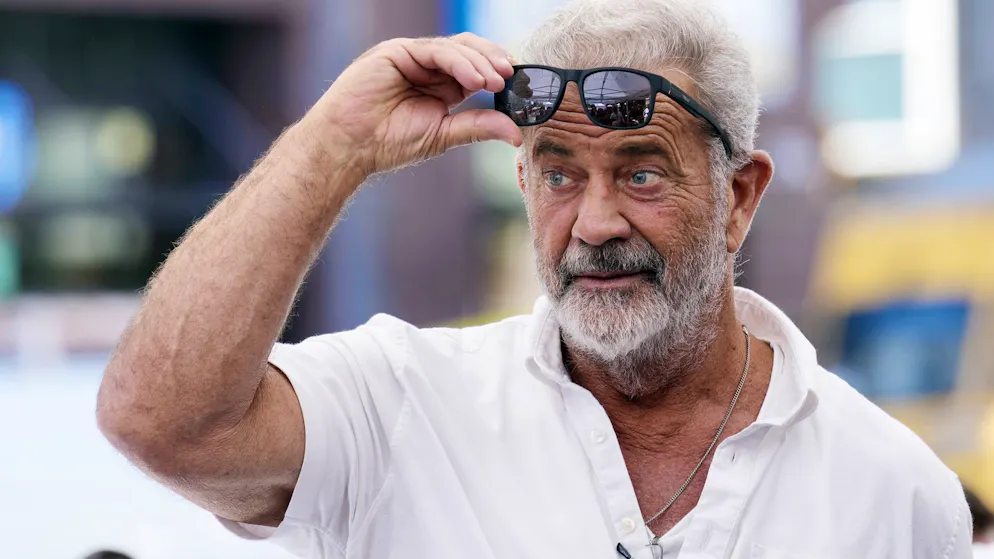 La volta buona?. Mel Gibson allo scoperto con il suo nuovo amore: il 69enne bacia Antonella Salvucci davanti al Fontanone