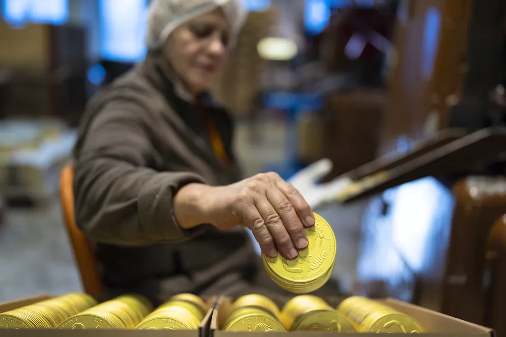 Die Story des Schweizer Schoggitalers. Eine Mitarbeiterin von Aeschbach Chocolatier kontrolliert alle Schoggitaler.