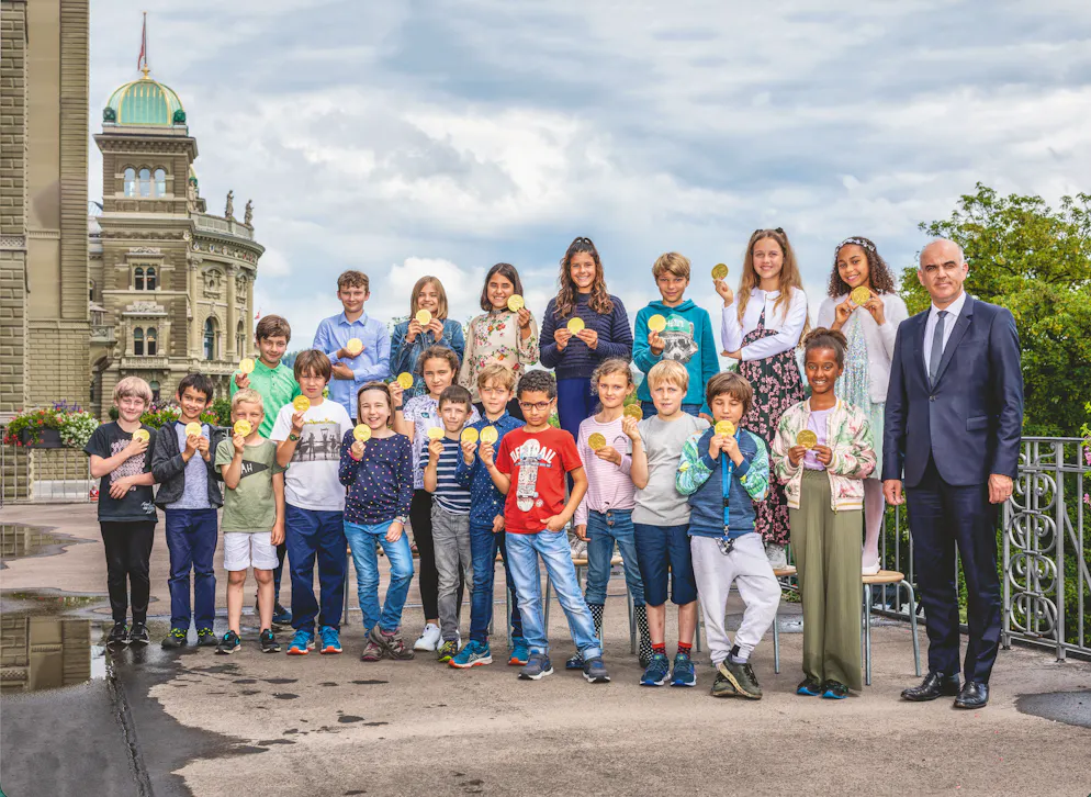 Die Story des Schweizer Schoggitalers. Bundesrat Alain Berset trifft in Bern auf Kinder der Primarschule Marzili, die Schoggitaler verkaufen 2021. 