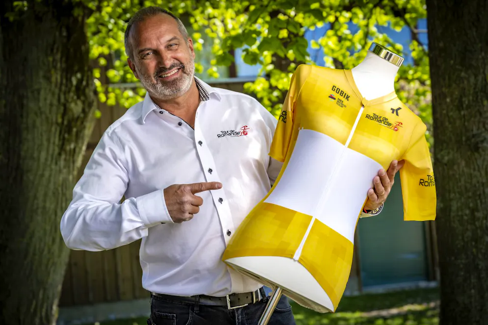 Richard Chassot, directeur general du Tour de Romandie, pose avec le maillot jaune.