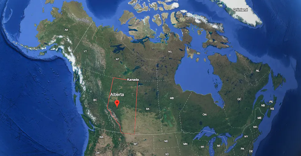 Die kanadische Provinz Alberta (rot markiert) an der Grenze zu den USA.