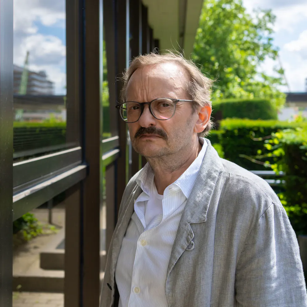 Milan Peschel als schrulliger TV-Kommissar. «Ich kehre lieber zuerst vor meiner eigenen Haustüre»