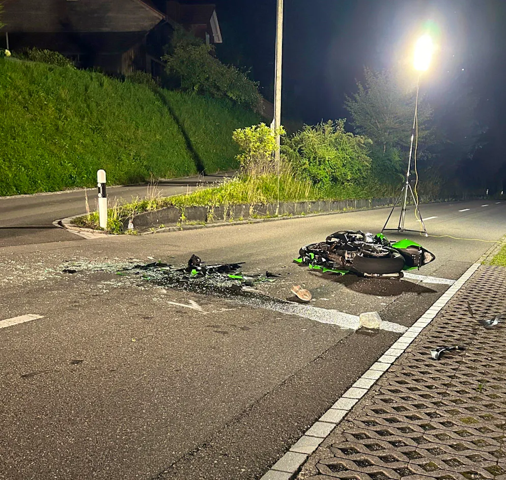 Bei der Kollision wurde ein Töfffahrer schwer verletzt. 