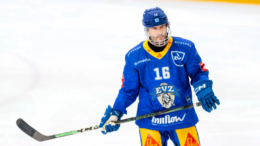Raphael Diaz hängt beim EV Zug eine weitere Saison an.