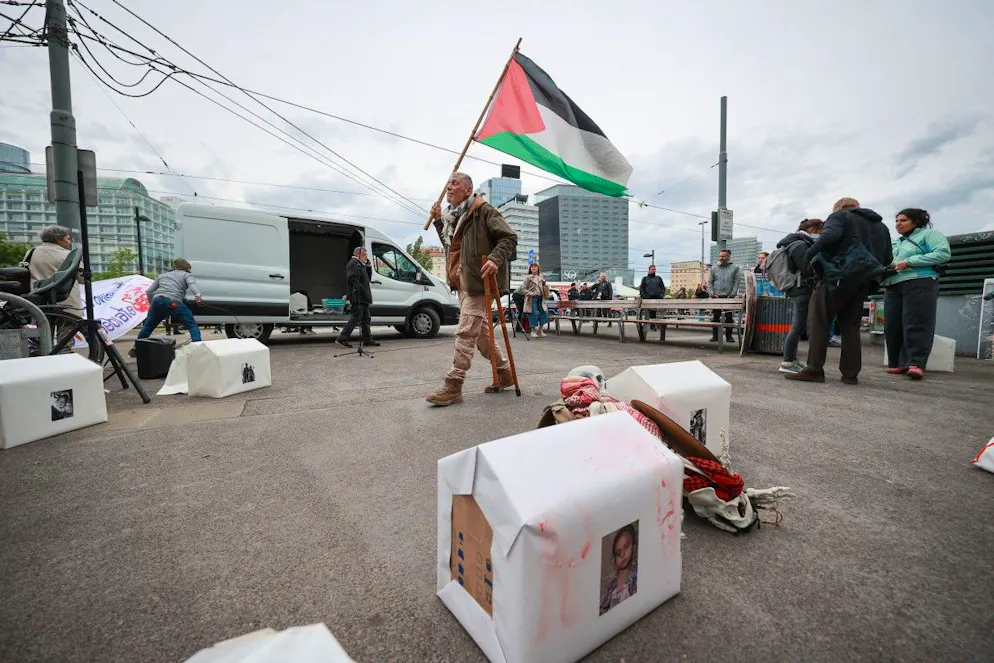 Quelques dizaines de militants propalestiniens ont déposé des cercueils dans le centre de la capitale autrichienne pour protester contre la participation d'Israël.
