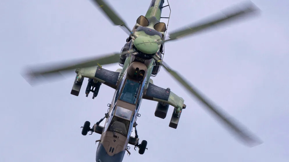 Un pilote d'hélicoptère avait volé sous un pont reliant Sennwald (SG) au Liechtenstein en décembre 2021. Le Tribunal fédéral confirme dans une décision publiée mardi le retrait pour deux mois de sa licence de vol. (Image symbolique)