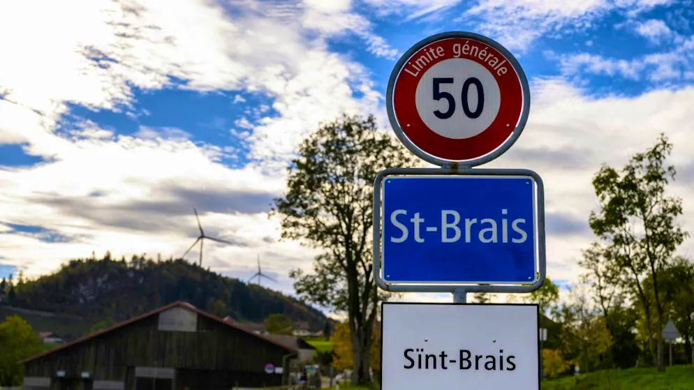 In 2022, the Jura municipality of St-Brais translated its place name sign into dialect. (archive image)