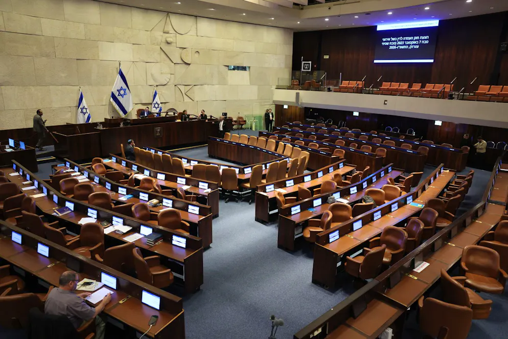 Il parlamento israeliano ha approvato con ampia maggioranza la legge che istituisce il tribunale militare speciale che affronterà i crimini dell'eccidio del 7 ottobre 2023 perpetrato da Hamas.
