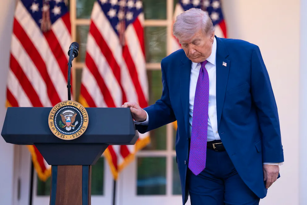 Depuis le début du conflit, Trump alterne, parfois dans la même journée, menaces d'anéantissement militaire et promesses de résolution diplomatique rapide, sans que ni l'un ni l'autre scénario ne se concrétise.