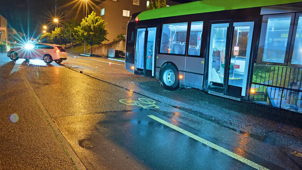 Emmen LU. Mann will rückwärts ausparkieren – und prallt in Bus