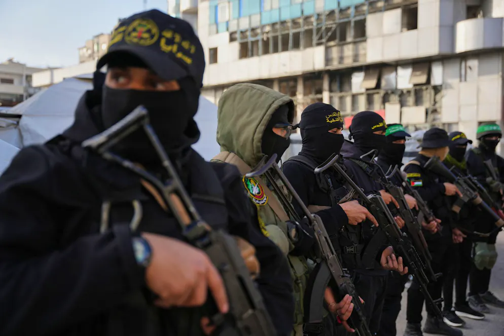 Des militants palestiniens armés du Hamas et du Jihad islamique se rassemblent à l'issue de la prière de l'Aïd al-Fitr à Gaza, le vendredi 20 mars 2026. (Photo AP/Abdel Kareem Hana)