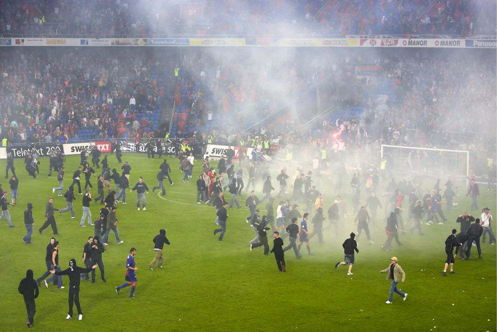 Nach dem Spiel stürmten Basler Hooligans den Platz und sorgten für wüste Szenen.
