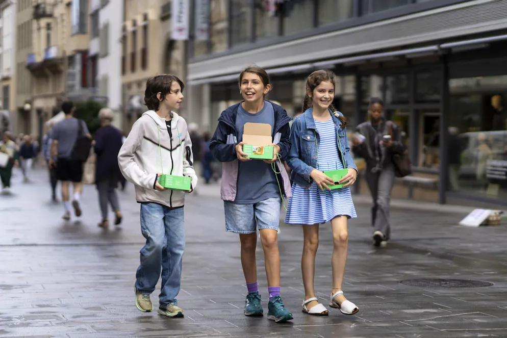 Die Story des Schweizer Schoggitalers. Schüler einer 5. Primarklasse in Basel verkaufen Schoggitaler für 5 Franken zugunsten von Pro Natura am 4. September 2025. Jährlich sind rund 20'000 Kinder für die Aktion im Einsatz.