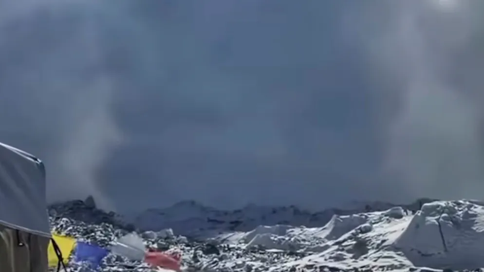 Ein Video zeigt eine Lawine, die in der Nähe des südlichen Basecamps am Mount Everest talwärts rauscht.