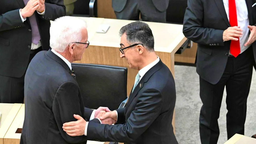 Winfried Kretschmann congratulates his successor Cem Özdemir. Photo: Bernd Weissbrod/dpa
