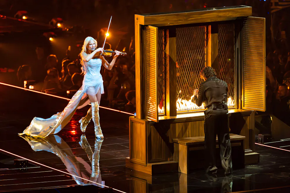Eurovision. Gli artisti Linda Lampenius e Pete Parkkonen della Finlandia, grandi favoriti per la vittoria finale, si esibiscono in «Liekinheitin».