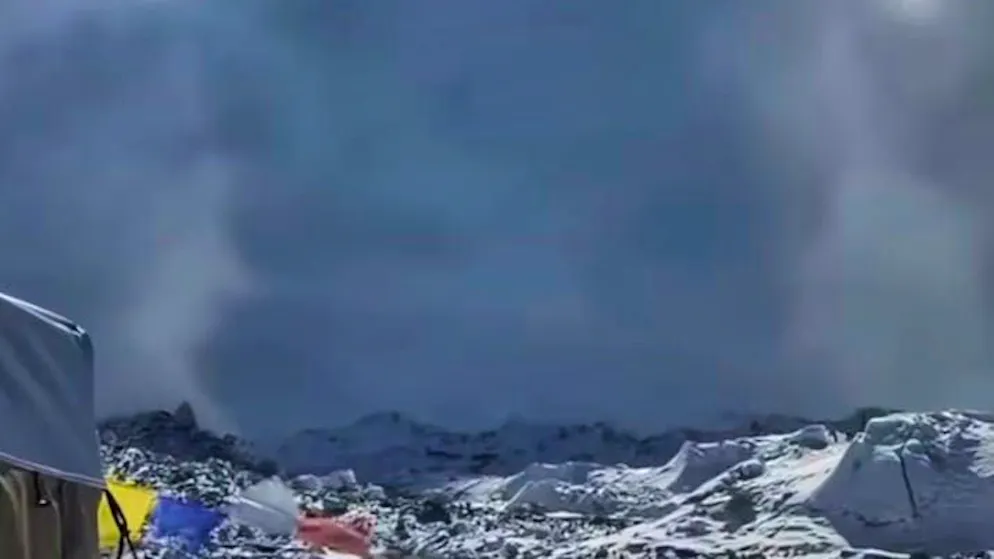 Un video mostra una valanga che precipita vicino al campo base meridionale dell'Everest.