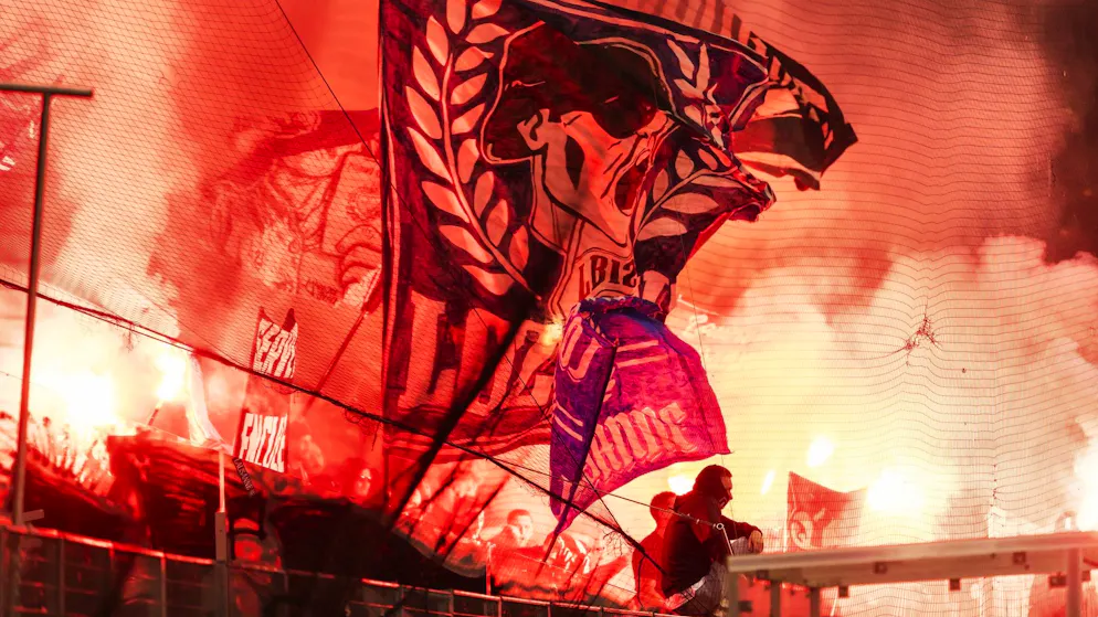 Les supporters ultras de Lausanne allument des engins pyrotechniques.