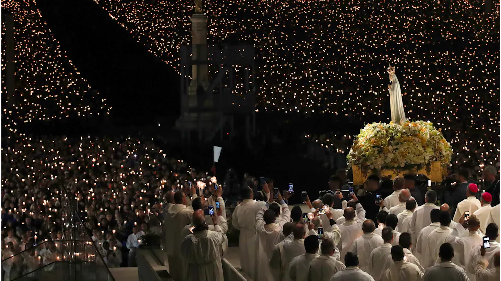 Goosebumps under the open sky. The images of the Fatima procession captivate millions
