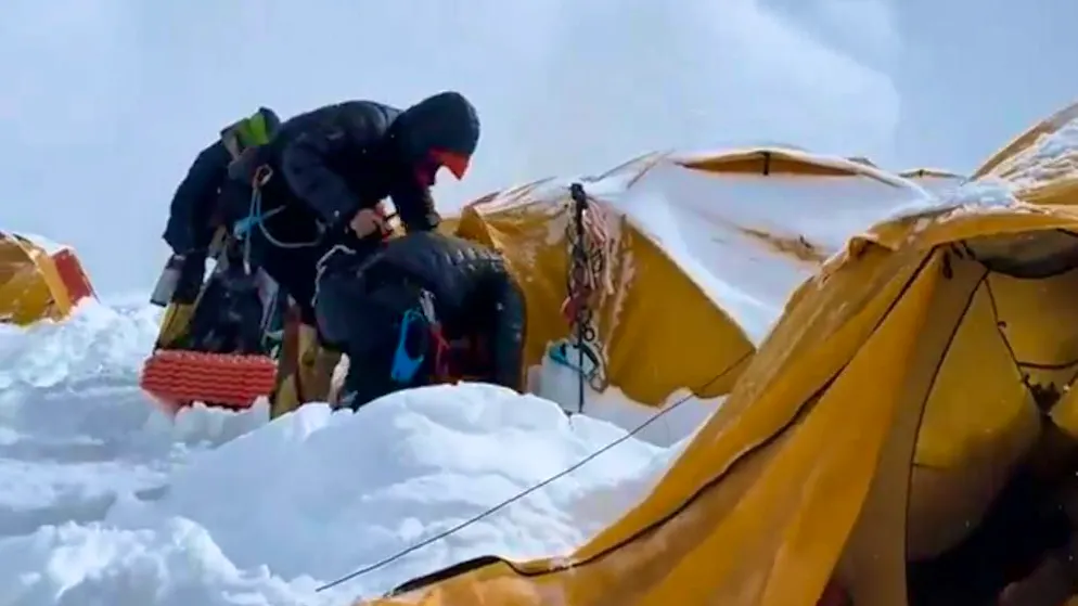 Il capo spedizione è preoccupato. Un'enorme valanga cade vicino al campo base dell'Everest: la situazione è critica, ecco perché