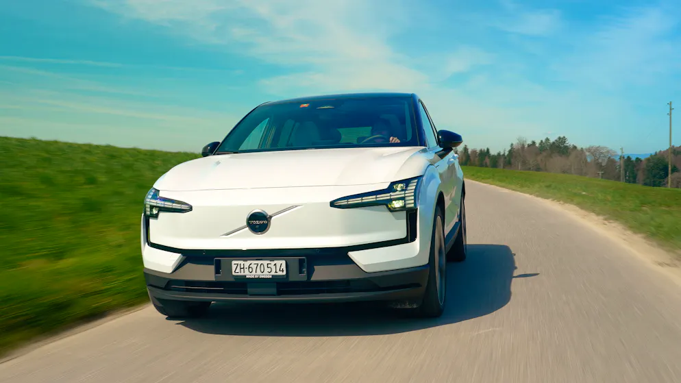 Ein Elektroauto verursacht beim Anfahren halb so viel Lärm wie ein Verbrenner.