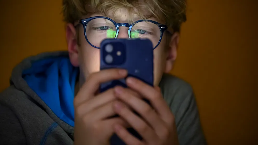 «Cela va trop loin». Le Conseil fédéral ne veut pas interdire les smartphones aux moins de 12 ans