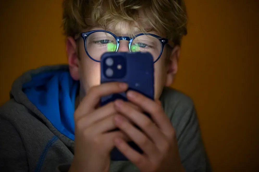 Pour le Conseil fédéral, une interdiction générale de vente de smartphones et d'abonnements téléphoniques aux mineurs de moins de 12 ans constitue notamment une atteinte importante à l'autonomie des parents en matière éducative.