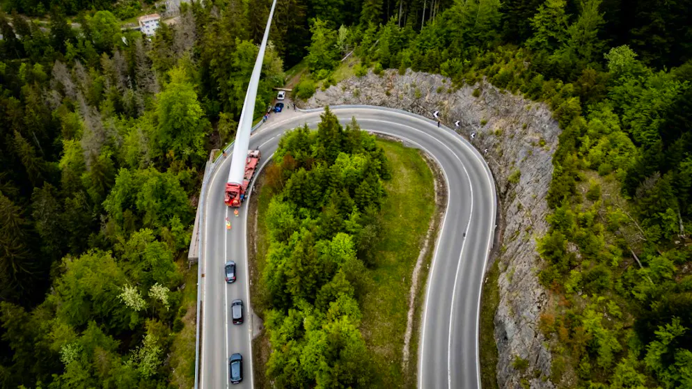 Les pales du parc éolien vaudois «Sur Grati» prennent la route – Gallery. Les gros travaux du parc éolien «Sur Grati», sur les crêtes du Jura vaudois entre Vallorbe et Romainmôtier, battent leur plein: les gigantesques pales arrivent une par une depuis plusieurs jours.