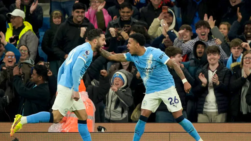 England. Manchester City stay in touch with Arsenal
