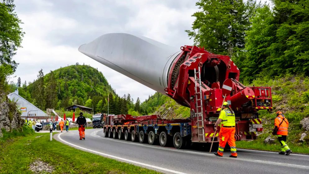 Les pales du parc éolien vaudois «Sur Grati» prennent la route – Gallery. Une pale fait 57,5 mètres de longueur et pèse environ 19 tonnes.