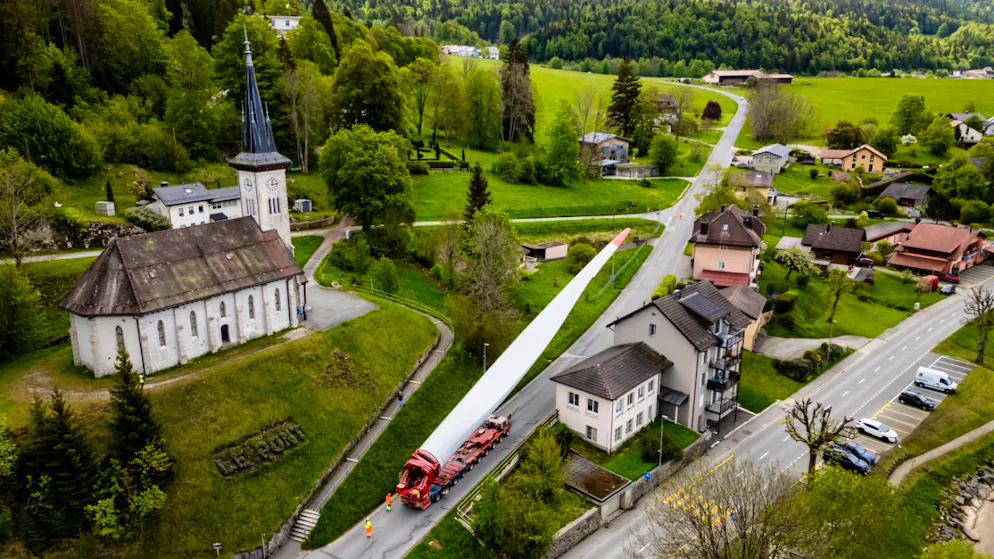 Les pales du parc éolien vaudois «Sur Grati» prennent la route – Gallery. Le camion transportant une pale d'éolienne du parc «Sur Grati» traverse ici la commune du Pont.