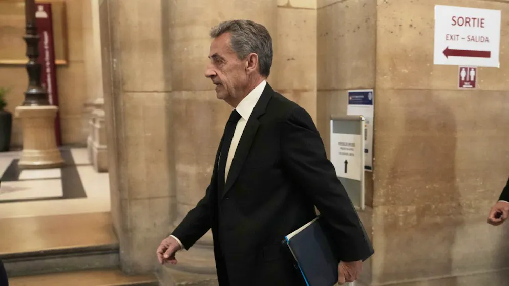 ARCHIV – Der ehemalige französische Präsident Nicolas Sarkozy trifft vor dem Berufungsgericht in Paris ein. Foto: Thibault Camus/AP/dpa/Archivbild