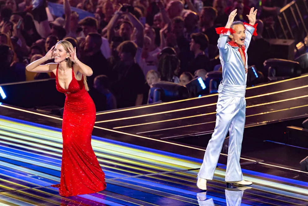 Eurovision. I presentatori della 72esima edizione dell'Eurovision Song Contest di Vienna: Victoria Swarovski e Michael Ostrowski durante la prima semifinale.