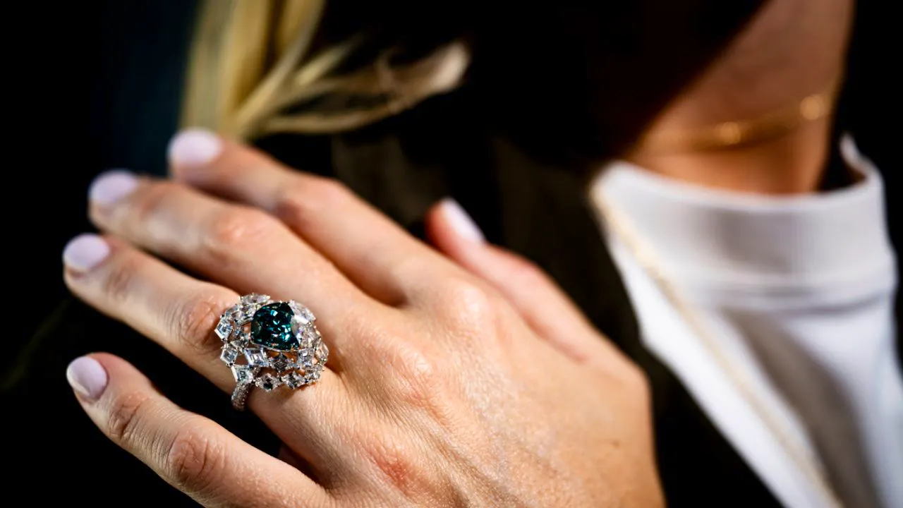 Auction. Blue-green diamond fetches almost 14 million francs in Geneva