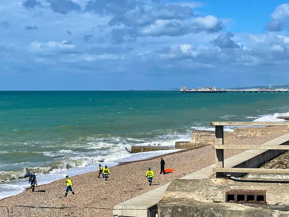 Drei tote Frauen vor englischer Küste geborgen – Gallery. Zahlreiche Einsatzkräfte sind am Strand in Brighton eingetroffen.