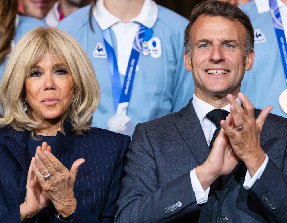 Il presidente francese Emmanuel Macron in compagnia della moglie Brigitte