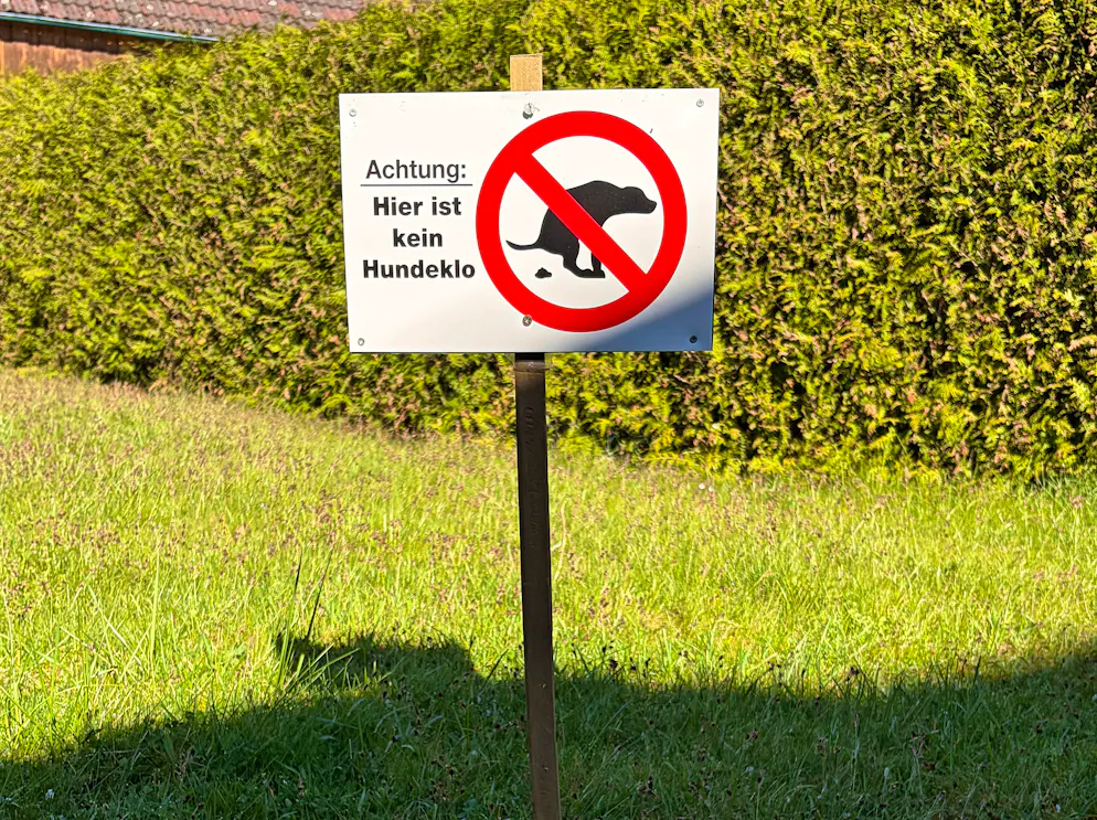 Hunde können in der Nachbarschaft nicht nur mit Lärm, sondern auch mit ihrem Geschäft zum Streitpunkt werden.