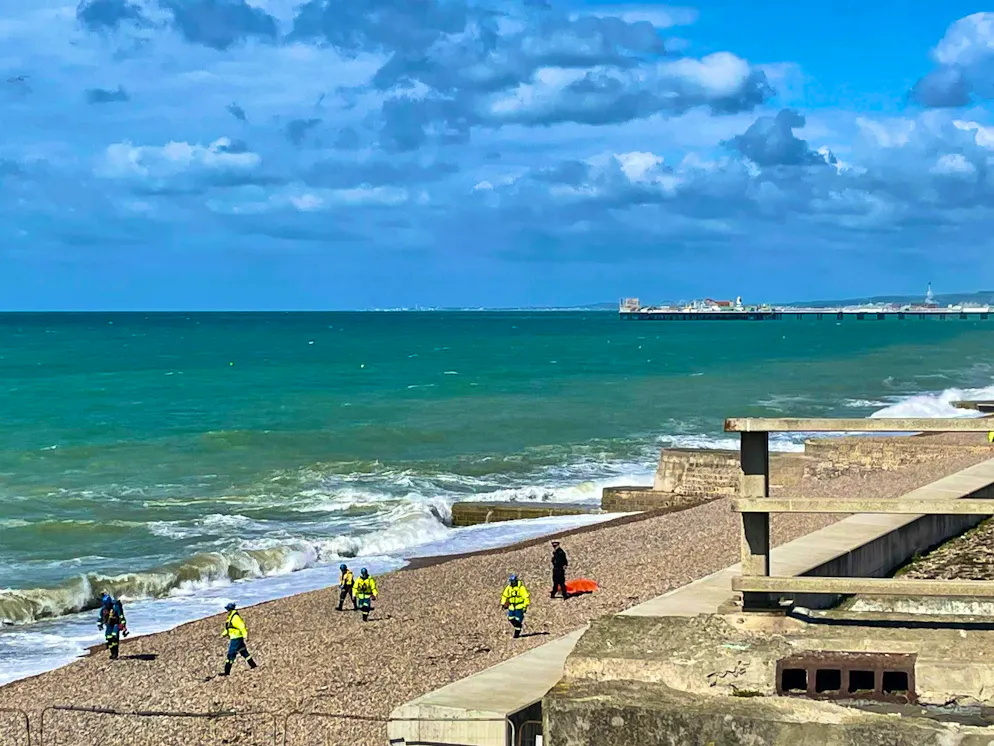 Trois femmes mortes repêchées au large de l'Angleterre - Gallery. De nombreuses forces d'intervention sont arrivées sur la plage de Brighton.