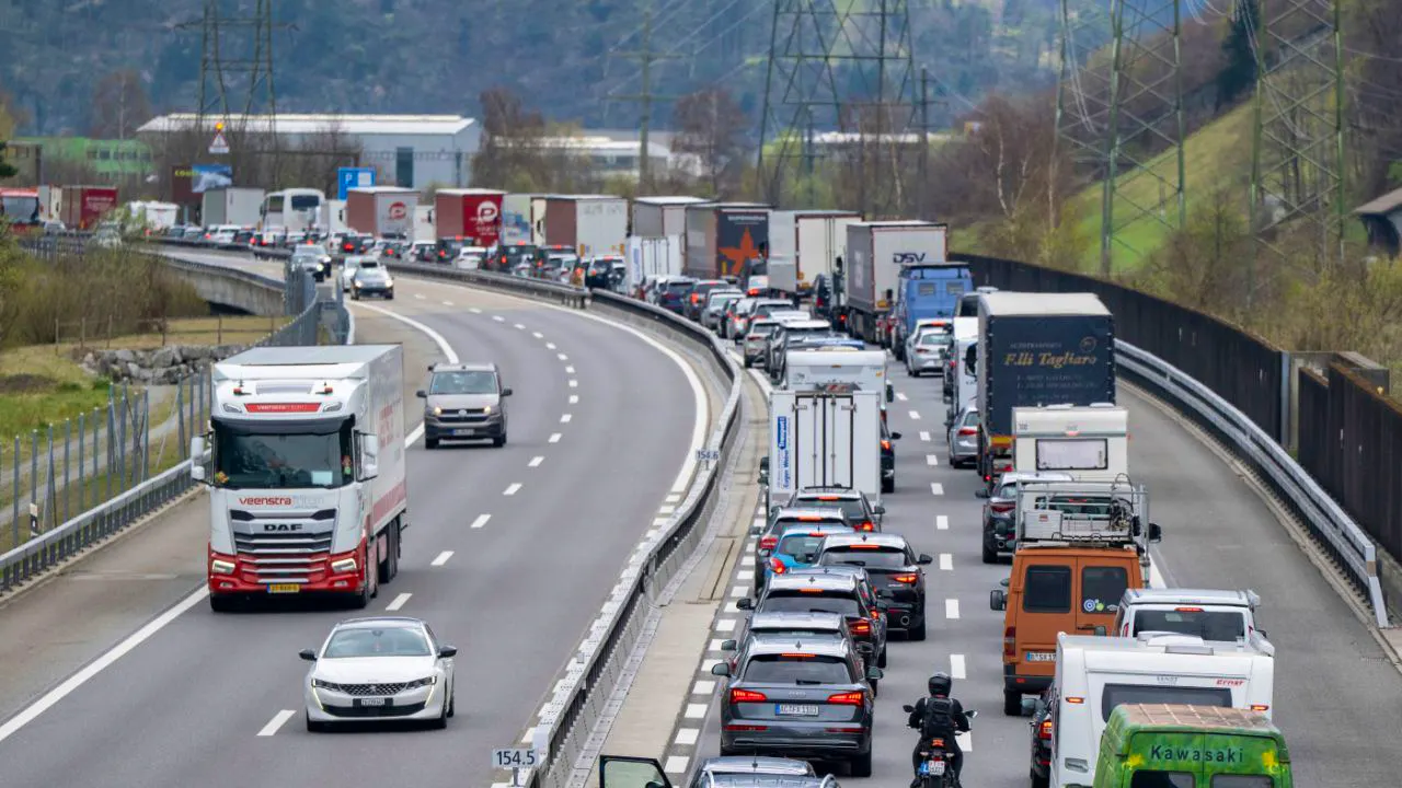 Road traffic. Holiday traffic: Ten kilometers of traffic jam in front of the Gotthard north portal