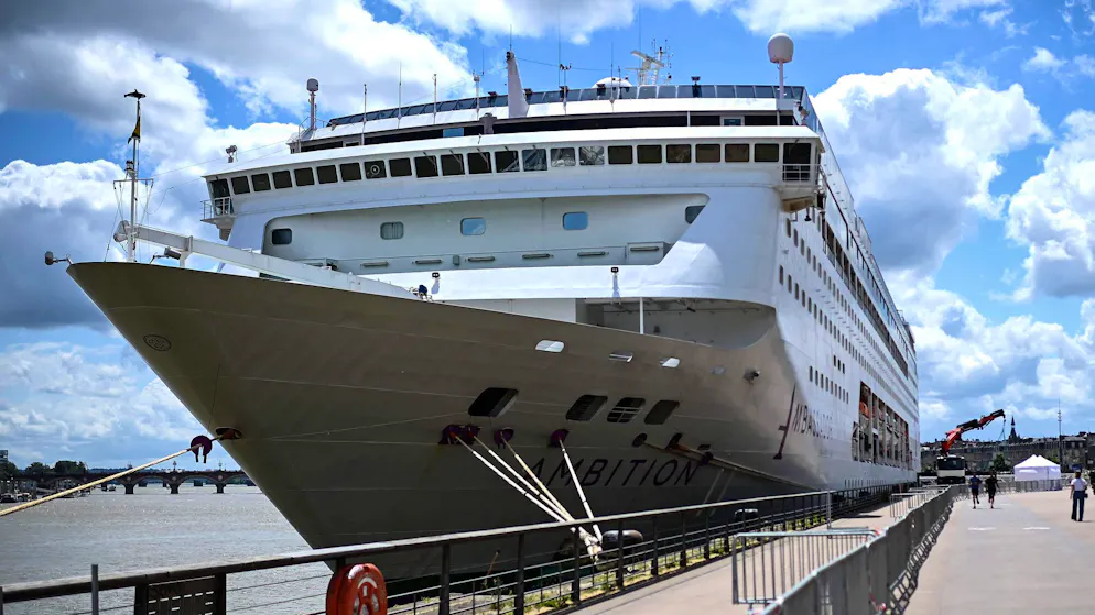 Wave of gastrointestinal illnesses. Cruise ship stranded in the port of Bordeaux