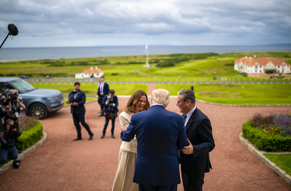 Donald Trump begrüsst den britischen Premierminister Keir Starmer und dessen Frau Victoria Starmer im Juli 2025 auf dem Trump-Golfplatz in Turnberry.