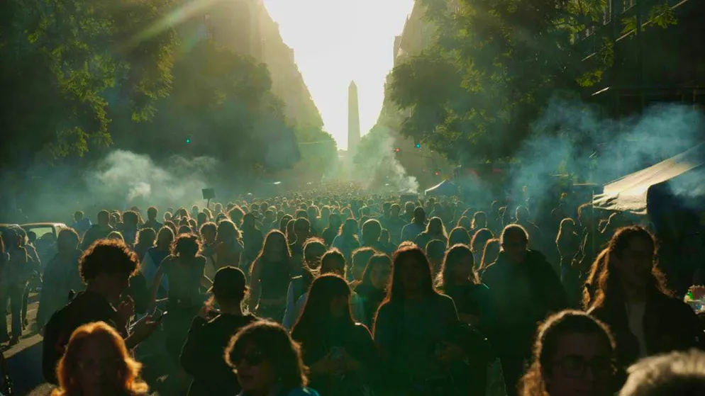 dpatopbilder - People protest in Buenos Aires, Argentina, demanding that President Milei's government comply with a funding law amid deep budget cuts. Photo: Rodrigo Abd/AP/dpa