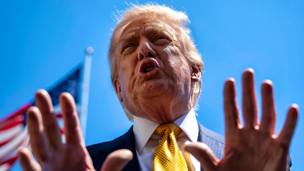 US-Präsident Donald Trump spricht am Dienstag vor seiner Abreise nach Peking mit Journalisten. 