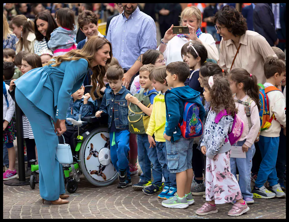 Kate Middleton saluta dei bambini presenti.