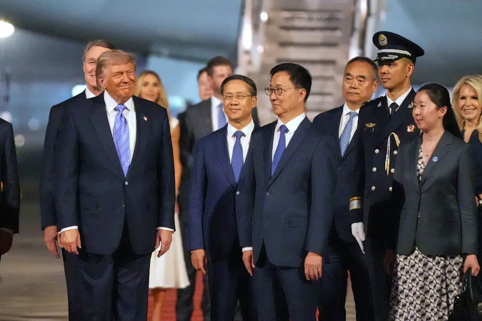 Il presidente Donald Trump si ferma a salutare il vicepresidente cinese Han Zheng durante una cerimonia di benvenuto mercoledì 13 maggio 2026 all'Aeroporto Internazionale di Pechino.