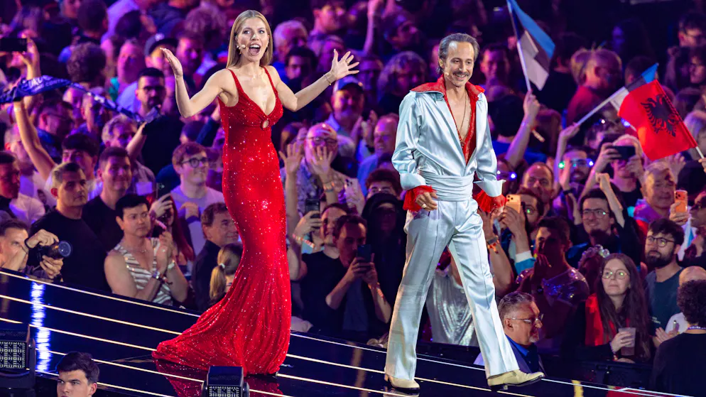 70. ESC: Die ersten Favoriten stehen im Finale – Gallery. Die ESC-Moderatoren Victoria Swarovski (l.) und Michael Ostrowski am Dienstagabend in der  Wiener Stadthalle.