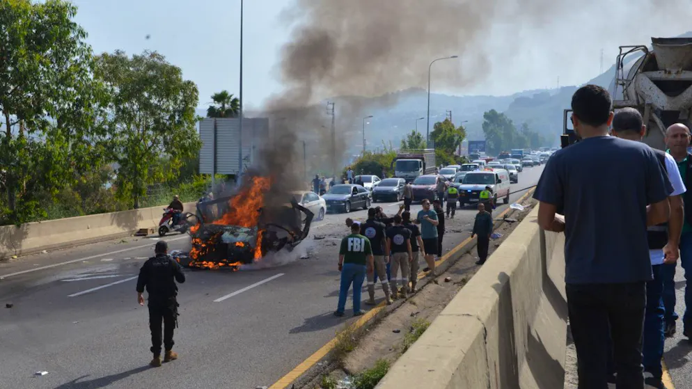 Deux frappes ont visé deux voitures sur l'autoroute extrêmement fréquentée reliant Beyrouth au sud du pays, et une troisième a ciblé un véhicule sur une route proche.