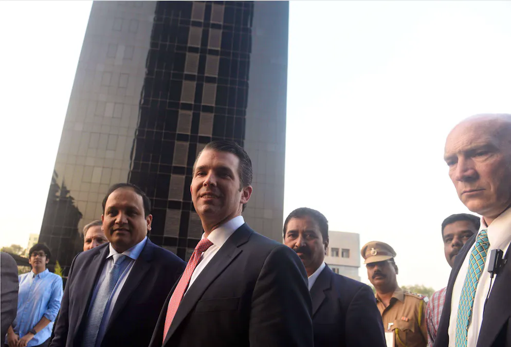 Donald Trump Jr. (Mitte) bei der Einweihung von Turm 2 der Trump Towers in Pune am 21. Februar 2018.