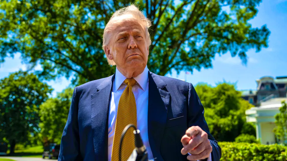 Does the financial situation of the Americans motivate him to reach an agreement with Iran? "Not at all": US President Donald Trump talking to journalists on Tuesday before his departure to Beijing.
