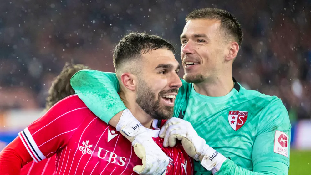Kreshnik Hajrizi (links) und Goalie Anthony Racioppi sind wichtige Teile des derzeitigen Erfolgs beim FC Sion.